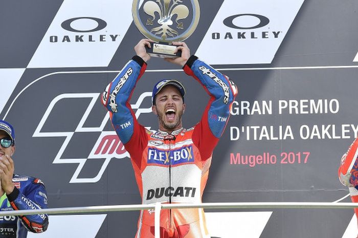 Andrea Dovizioso (tengah) saat merayakan kemenangannya pada balapan MotoGP Italia di Sirkuit Mugello.