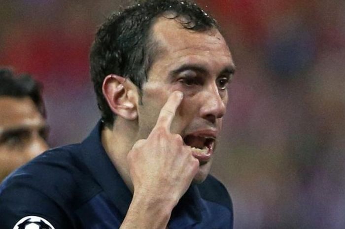  Bek Atletico Madrid, Diego Godin, mengalami bengkak di bagian mata dalam laga kontra FC Barcelona, Rabu (13/4/2016) 