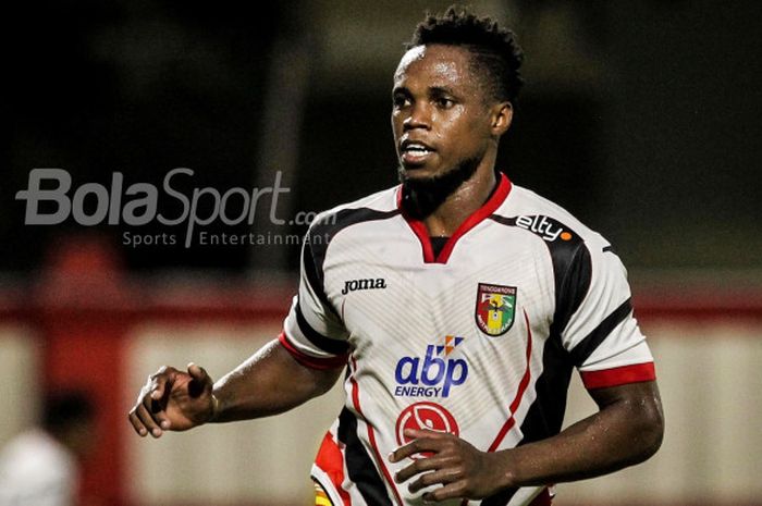 Pemain Mitra Kukar, Mauricio Leal saat melawan Bhayangkara FC di Stadion PTIK, Jakarta, Kamis (17/5/