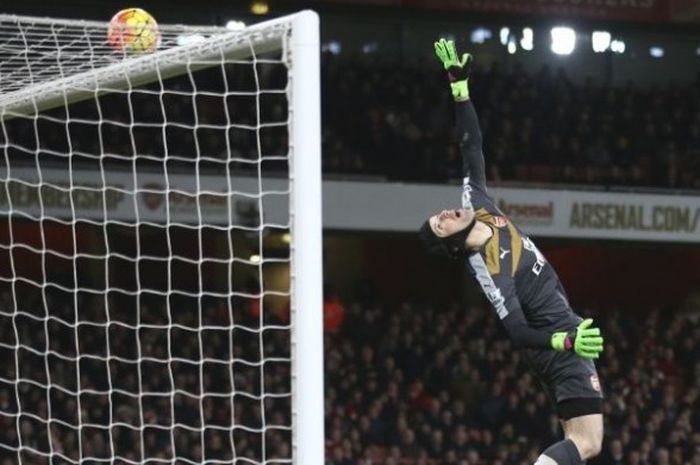 Kiper Arsenal, Petr Cech, melakukan penyelamatan dalam pertandingan Premier League kontra Southampton di Stadion Emirates, London, Inggris, 2 Februari 2016.