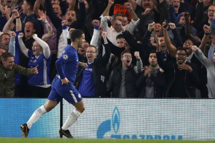 Eden Hazard merayakan gol Chelsea ke gawang AS roma pada partai fase grup Liga Champions di Stadion Stamford Bridge, Kamis (19/10/2017) dini hari WIB.