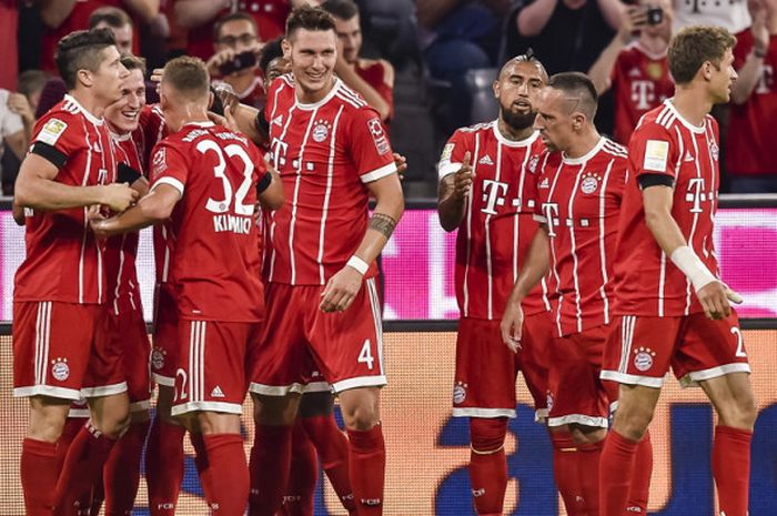 Bek anyar Bayern Muenchen, Niklas Suele (4), merayakan gol yang ia cetak ke gawang Bayer Leverkusen bersama rekan-rekannya di laga Liga Jerman 2017-2018 di Stadion Allianz Arena, Muenchen, Jerman, pada Jumat (18/8/2017).