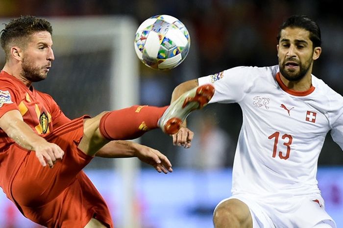 Penyerang Belgia, Dries Mertens (kiri), berduel dengan bek Swiss, Ricardo Rodriguez, dalam laga UEFA Nations League di Stadion King Baudouin, Brussels, Belgia pada 12 Oktober 2018.