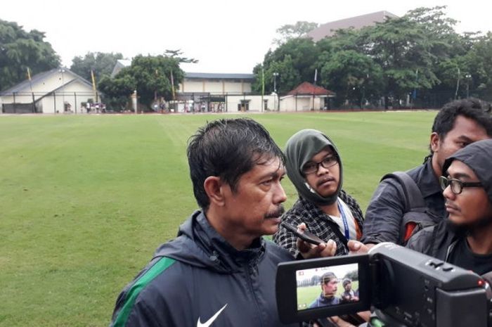 Pelatih timnas U-19 Indonesia, Indra Sjafri memberikan keterangan  pada hari ketiga sesi pemusatan latihan di Stadion Atletik Universitas Negeri Yogyakarta (UNY), Senin (21/5/2018).