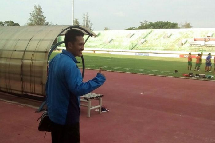 Pelatih Sragen United, Jaya Hartono, di Stadion Manahan Solo, jelang laga lawan Persis Solo, Minggu (30/7/2017)