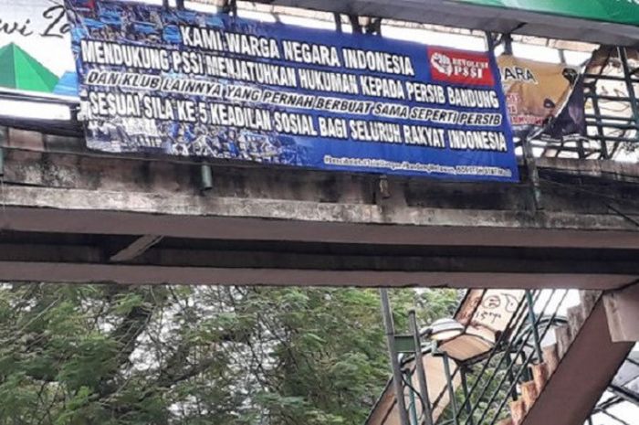 Spanduk yang terpasang di JPO Masjid Agung Al Ukhuwwah Bandung. 