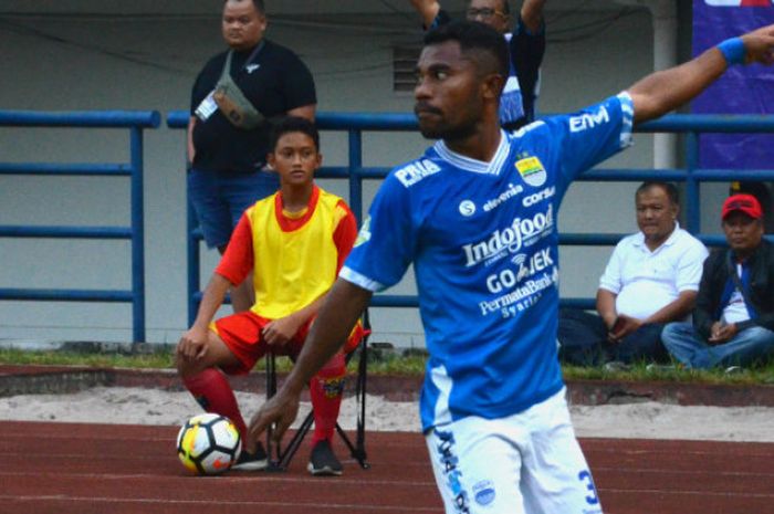 Bek Kiri Persib Bandung, Ardi Idrus saat menghadapi Sriwijaya FC di Stadion Gelora Bandung Lautan Api, Sabtu (4/8/2018).