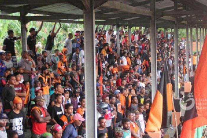 Suporter Perseru Serui mendukung timnya yang menjamu PSM Makassar pada laga pekan kedua Liga 1 2018 di Stadion Marora, Kabupaten Kepulauan Yapen, Papua pada 31 Maret 2018. 