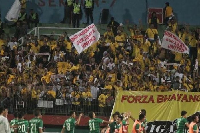 Pendukung Bhayangkara Surabaya United (BSU), Bhara Mania saat menyaksikan klubnya main pada Trofeo Kapolda Jatim di Stadion Gelora Delta, Sidoarjo pada 24 April 2016.