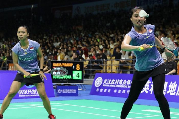 Pasangan ganda putri Indonesia, Della Destiara Haris/Rizki Amelia Pradipta, mengembalikan kok ke arah Naoko Fukuman/Kurumi Yonao (Jepang). Della/Rizki menang 21-12, 21-12 pada laga perempat final Kejuaraan Asia 2018 yang berlangsung di Wuhan Sports Center, Wuhan, China, Jumat (27/4/2018).