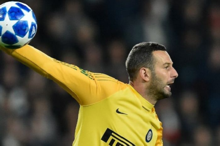 Kiper Inter Milan, Samir Handanovic, hendak melempar bola di laga kontra PSV Eindhoven yang berlangsung di Stadion Philips, Eindhoven, Belanda, pada Kamis (4/10/2018) dalam laga Liga Champions Grup B.