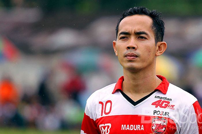 Gelandang Madurad United, Slamet Nurcahyo, saat tampil di laga eksibisi Pernikahan Bayu Gatra di Lapangan Glogowiro Kalisat Jember, Jawa Timur (16/01/2017).