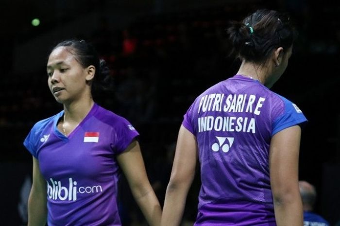 Pasangan ganda putri Indonesia, Della Destiara Haris/Rosyita Eka Putri Sari, sedang melakukan rotasi ketika menghadapi Gabriela Stoeva/Stefani Stoeva (Bulgaria) pada babak pertama Denmark Terbuka. Della/Rosyita kalah dari Stoeva/Stoeva 13-21, 21-12, 19-21 pada laga yang berlangsung di Odense Sport Park, Rabu (19/10/2016).