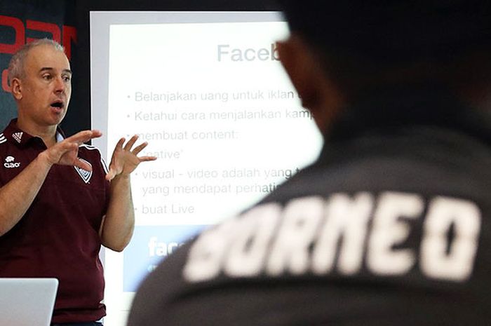 Richard Clarke menjadi pembicara dalam workshop digital media yang digelar oleh Borneo FC di Samarinda, Rabu (9/5/2018).