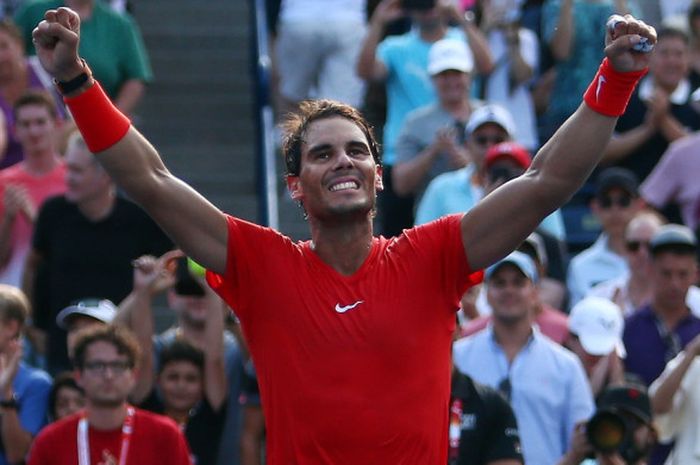 Petenis tunggal putra Spanyol, Rafael Nadal, melakukan selebrasi setelah memastikan diri keluar sebagai juara turnamen Rogers Cup 2018 di Toronto, Kanada, Minggu (12/8/2018). 