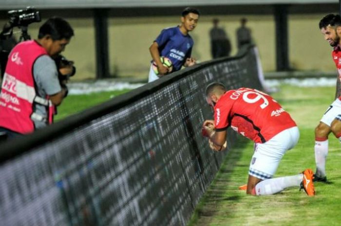 Aksi striker Bali United, Sylvano Comvalius memasang topeng untuk selebrasi dilihat gelandang Stefano Lilipaly sesuai mencetak gol ke gawang Sriwijaya FC pada laga pamungkas pekan ke-32 Liga 1 musim 2017 di Stadion Kapten I Wayan Dipta, Gianyar, 30 Okttober 2017. 