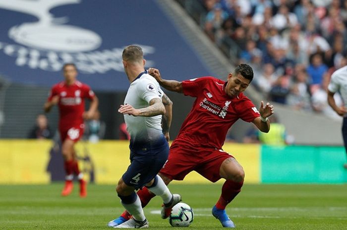 Penyerang Liverpool FC, Roberto Firmino (kanan), berduel dengan bek Tottenham Hotspur, Toby Alderweireld, dalam laga Liga Inggris di Stadion Wembley, London, Inggris pada 15 September 2018.