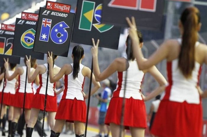 Beberapa grid girls yang sedang bertugas pada ajang Formula 1 yang digelar di sirkuit jalanan di Singapura.