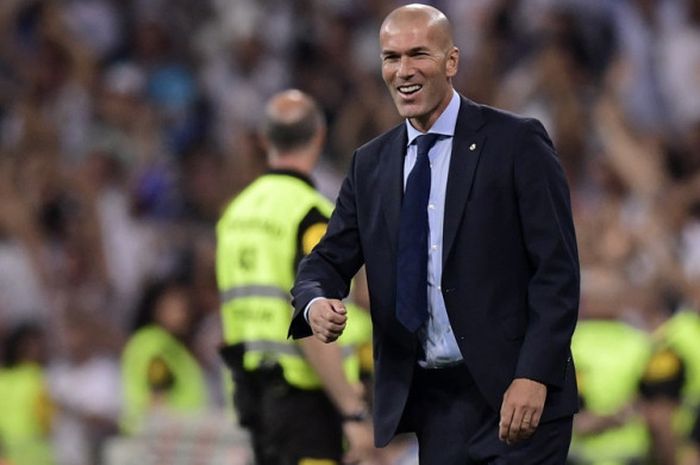 Ekspresi pelatih Real Madrid, Zinedine Zidane, merayakan gol pertama timnya ke gawang FC Barcelona dalam laga leg 2 Piala Super Spanyol di Stadion Santiago Bernabeu, Madrid, Spanyol, pada Rabu (16/8/2017).