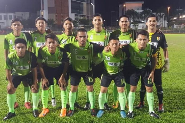 Pemain asal Indonesia, Iner Sontany Putra (depan dua dari kiri) berpose dengan rekan-rekannya dari Indera SC sebelum menjamu IKLS FC pada pekan kedua Liga Brunei 2018-2019 di Stadion Kompleks Sukan Berakan, 3 November 2018. Iner mencetak dua gol pada laga ini dan memdedikasikan kemenangan klubnya untuk korban kecelakaan Lion Air JT 610. 