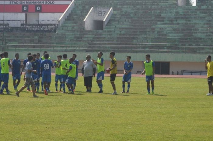 Suasana uji lapangan Perserang Serang di Stadion Manahan Solo, Senin (14/5/2018).