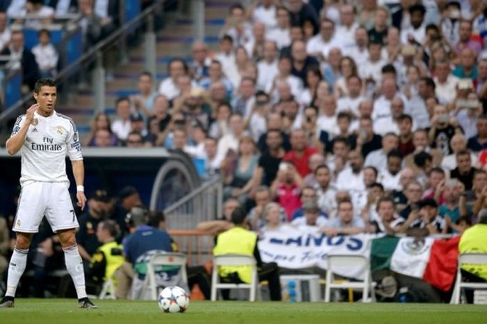 Bintang Real Madrid, Cristiano Ronaldo, mengambil tendangan bebas saat melawan Juventus pada semifinal kedua Liga Champions di Stadion Santiago Bernabeu, 13 Mei 2015.