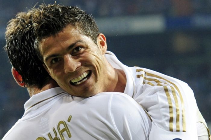 Pemain Real Madrid, Kaka (kiri), merayakan golnya bersama Cristiano Ronaldo dalam laga Liga Champions kontra Ajax di Stadion Santiago Bernabeu, Madrid, Spanyol, pada 27 September 2011.