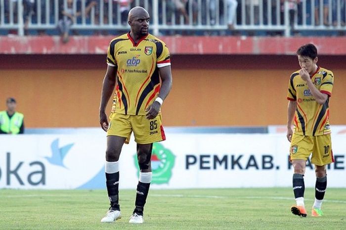 Gelandang Mitra Kukar, Mohammed Lamine Sisoko (kiri) dan Oh In-kyun, saat tampil melawan Madura United dalam laga pekan ketiga Liga 1 di Stadion Ratu Pamellingan, Pamekasan, 28 April 2017.