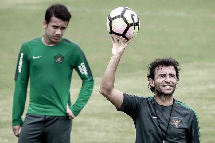 Pelatih Timnas Indonesia, Luis Milla saat menjalani pemusatan latihan timnas U-23 Indonesia di lapangan ABC Senayan, Jakarta.