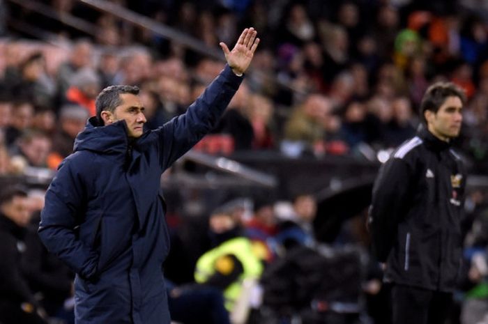 Ekspresi pelatih FC Barcelona, Ernesto Valverde, dalam laga leg kedua semifinal Copa del Rey kontra Valencia di Stadion Mestalla, Valencia, Spanyol, pada 8 Februari 2018.