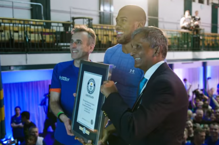 Anthony Joshua (tengah) mendapatkan penghargaan Guinness World Records, setelah mengajarkan tinju dengan partisipan  terbanyak di dunia.