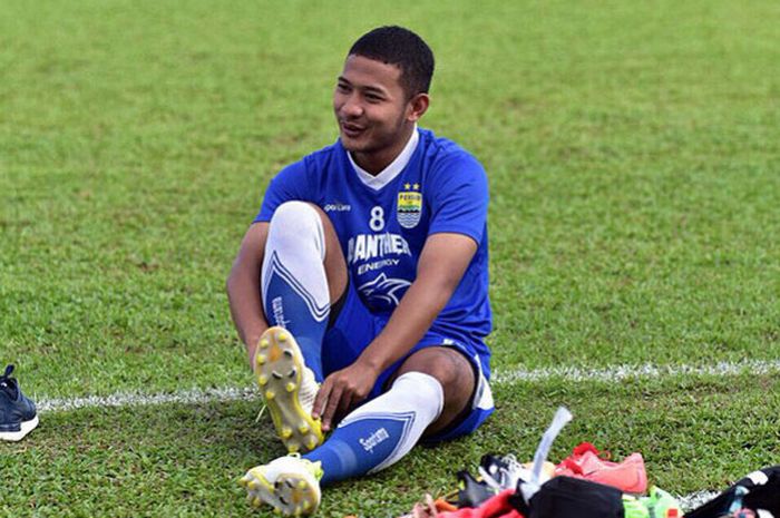 Gelandang Persib Bandung, Gian Zola, saat berlatih menjelang melawan Borneo FC dalam laga Liga 1 201