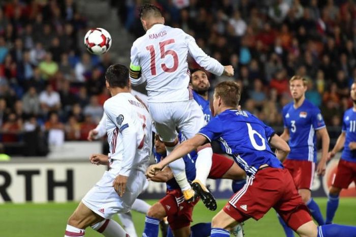 Proses terciptanya gol Sergio Ramos (atas) untuk timnas Spanyol ke gawang Liechtenstein dalam laga Kualifikasi Piala Dunia 2018 di Vaduz, 5 September 2017.