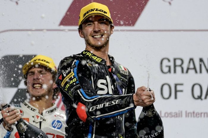 Duo rider didikan Valentino Rossi, Francesco Bagnaia dan Lorenzo Baldassarri, saat merayakan podium GP Qatar, Minggu (18/32018).