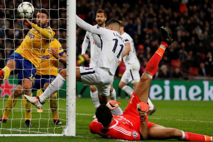 Bek Juventus, Andrea Barzagli (kiri), menghalau bola dalam laga leg kedua babak 16 besar Liga Champions kontra Tottenham Hotspur di Stadion Wembley, London, Inggris, pada 7 Maret 2018.