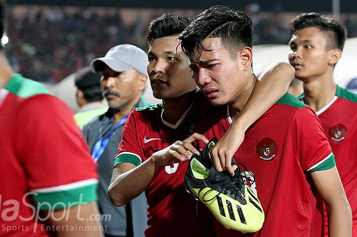    Gelandang timnas U-16 Indonesia, Brylian Aldama menangis seusai melawan Malaysia pada laga semifi