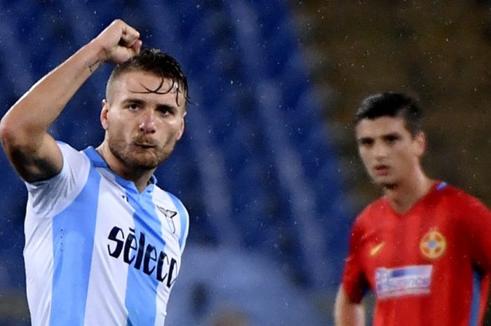 Striker Lazio, Ciro Immobile (kiri), merayakan gol yang dia cetak ke gawang Steaua Bucuresti dalam laga leg kedua babak 32 besar Liga Europa di Stadion Olimpico, Roma, Italia, pada 22 Februari 2018.