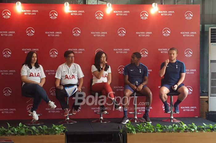 Konferensi pers AIA Sepak Bola untuk Negeri: Train the Trainer yang digelar di Century Park Hotel, Jakarta pada Senin, (16/4/2018).