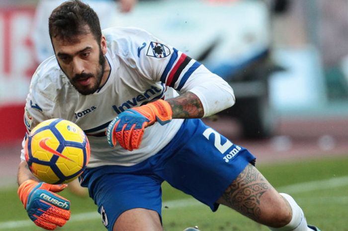 Aksi kiper Sampdoria, Emiliano Viviano, dalam pertandingan Liga Italia 2017-2018 menghadapi Napoli di Stadio San Paolo, Naples, Italia, pada 23 Desember 2017.