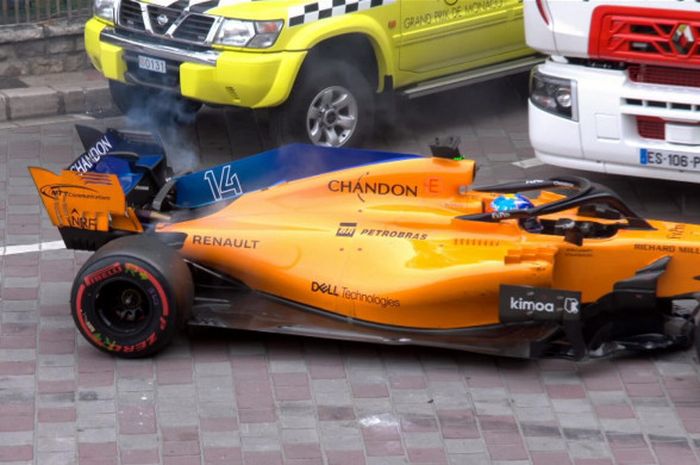 Mobil McLaren yang ditunggangi Fernando Alonso mengalami masalah mesin yang menyebabkan dirinya gagal melanjutkan balapan di GP Monaco, Minggu (27/5/2018).