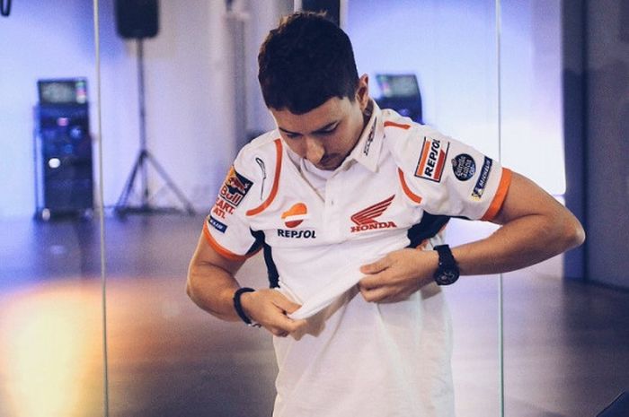 Pebalap MotoGP asal Spanyol, Jorge Lorenzo, resmi mengenakan seragam Repsol Honda.