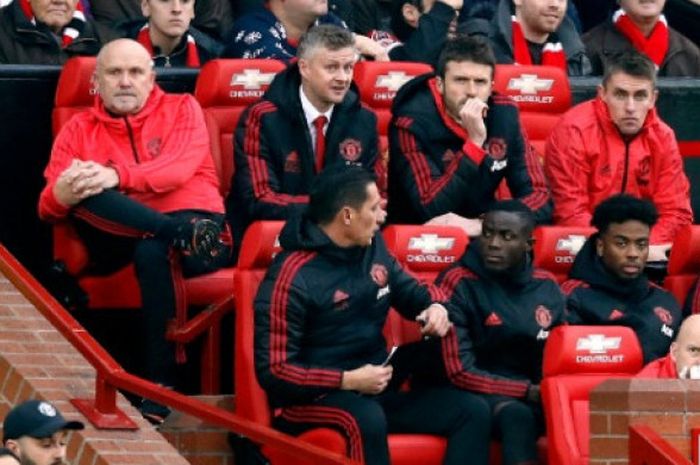 Pelatih Manchester United, Ole Gunnar Solskjaer, memilih kursi paling belakang saat berlaga di Stadi