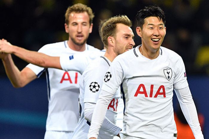 Striker Tottenham Hotspur, Son Heung-Min (kanan), merayakan gol bersama rekan setimnya saat melawan Borussia Dortmund dalam laga lanjutan Grup H Liga Champions 2017-2018 di Stadion BVB, Dortmund, pada 21 November 2017.