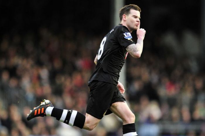 Gelandang Newcastle United, Danny Guthrie, mencetak gol ke gawang Fulham di Craven Cottage, London, pada 21 Januari 2012.