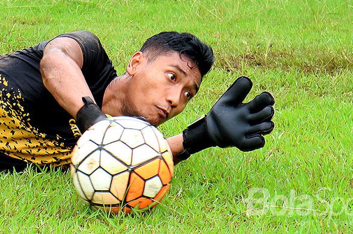 Kiper Sriwijaya FC, Sandy Firmansyah, berlatih bersama kiper-kiper asal Malang saat selesainya kompetisi latihan bersama untuk menjaga kondisi dan menjalin silaturahmi di Lapangan Rampal Malang, Jawa Timur, Jumat (24/11/2017) pagi.