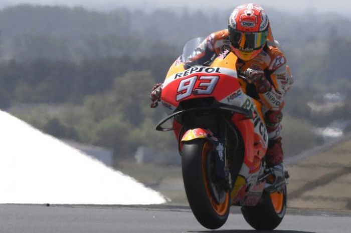 Pebalap tim Repsol Honda, Marc Marquez, saat beraksi pada sei latihan bebas MotoGP Prancis, Jumat (18/5/2018).