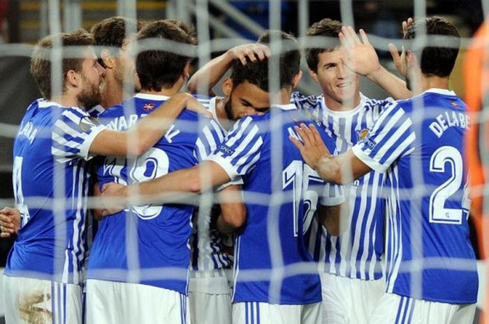 Para pemain Real Sociedad merayakan gol mereka ke gawang Vardar Skopje dalam partai Liga Europa di Filip II Arena, Skopje, 19 Oktober 2017.