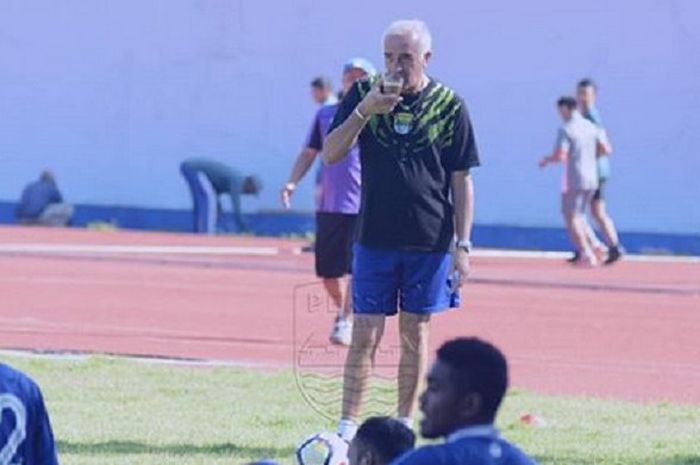 Pelatih Persib Bandung, Mario Gomez memimpin latihan perdana pasca liburan pada Selasa (19/6/2018).