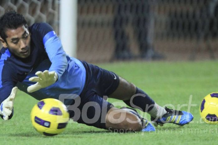 Aksi kiper Persela, Choirul Huda, dalam sesi latihan timnas pada 28 Oktober 2013.