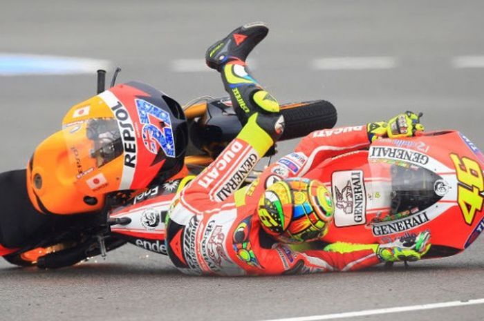  Valentino Rossi terjatuh dan menyenggol motor Casey Stoner. 